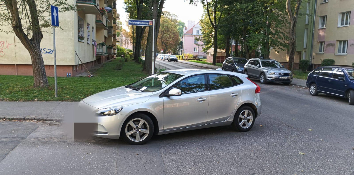Inowrocław - Tak parkować nie wolno. Strażnicy publikują zdjęcia