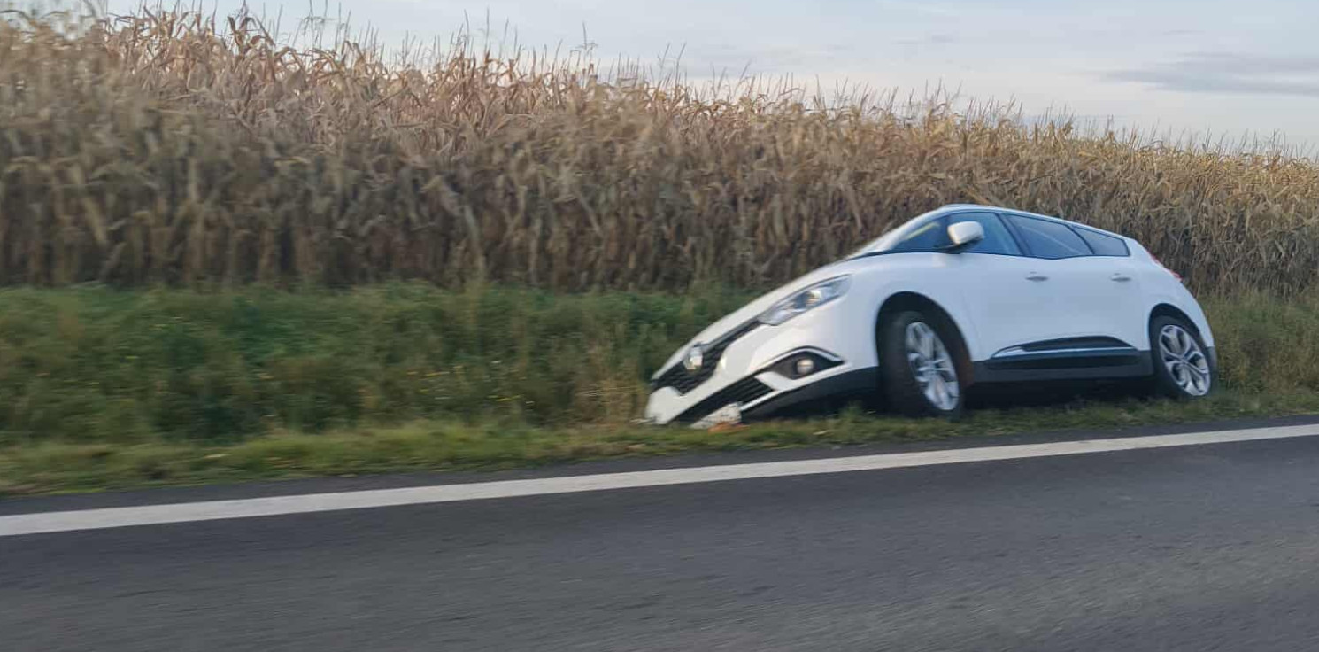 Gmina Inowrocław - W Cieślinie auto wpadło do rowu