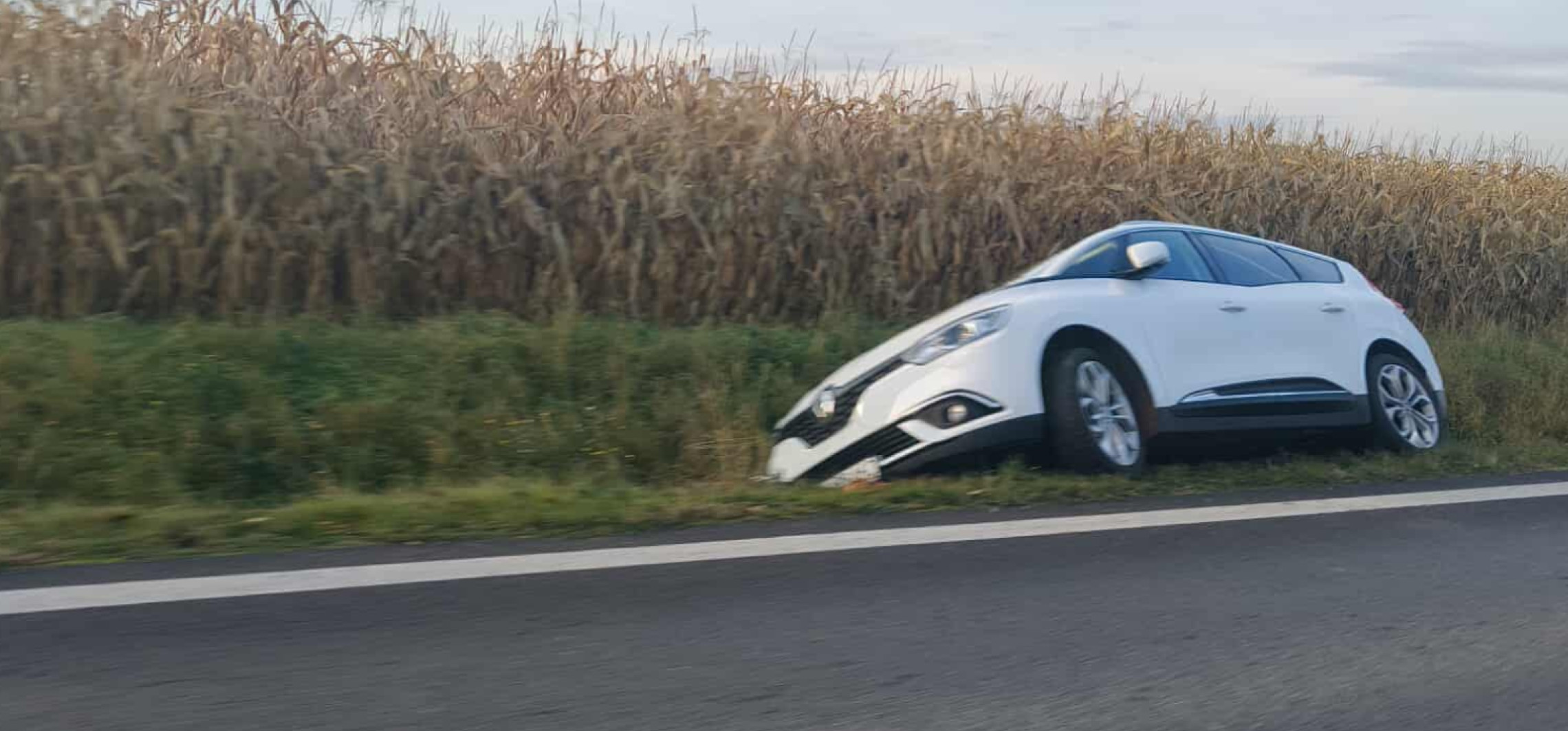 W Cieślinie auto wpadło do rowu