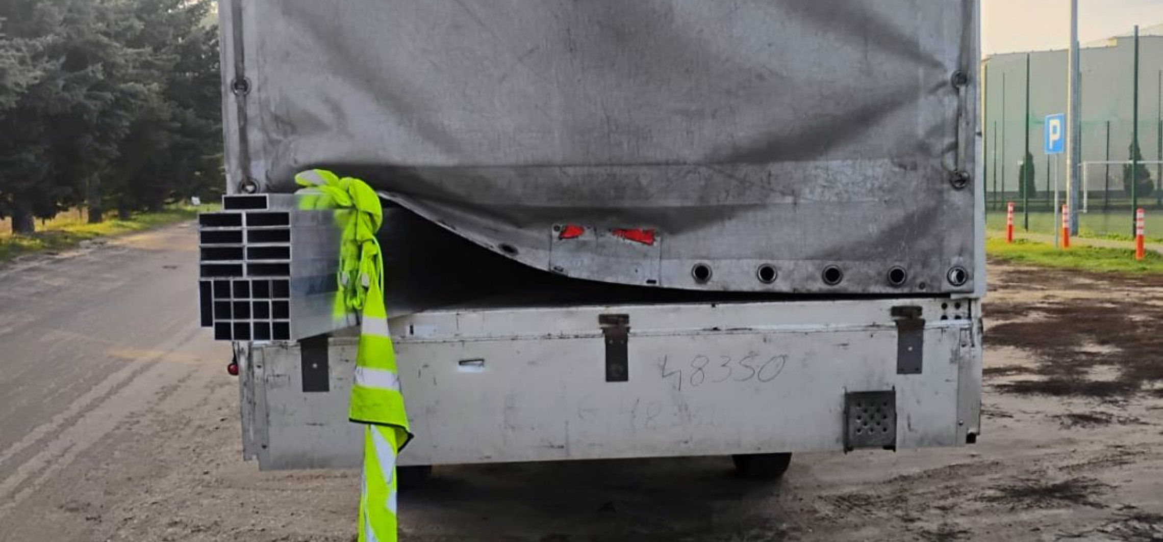 Jechał dostawczakiem z zasłoniętą tablicą i światłami. Szybka reakcja policji