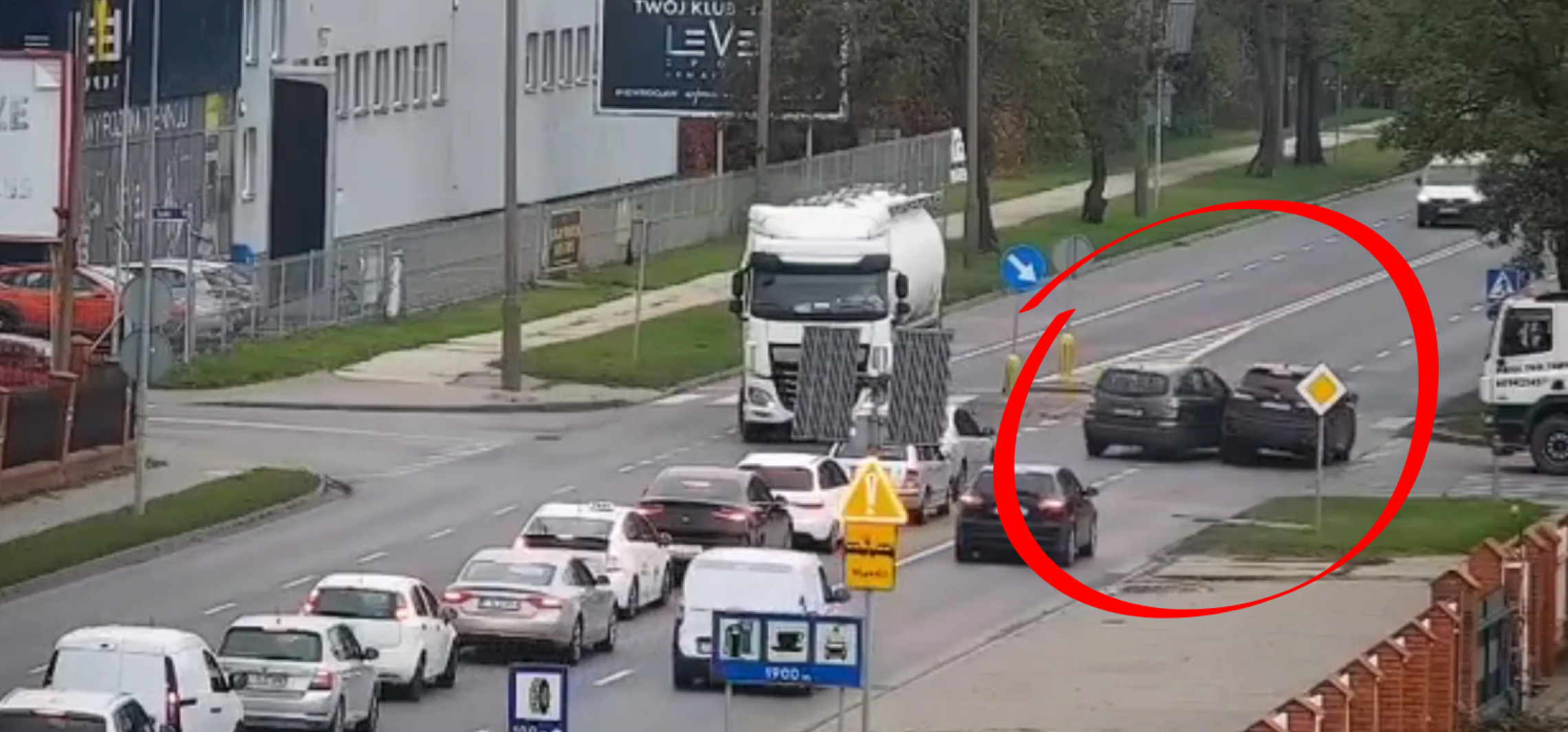 Toyota wjechała w bmw i uderzyła w cysternę