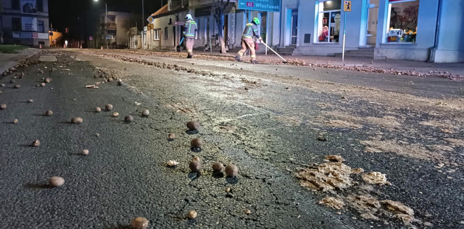 Kruszwica.online - Ziemniaki wysypały się na jezdnię, zamknięto drogę