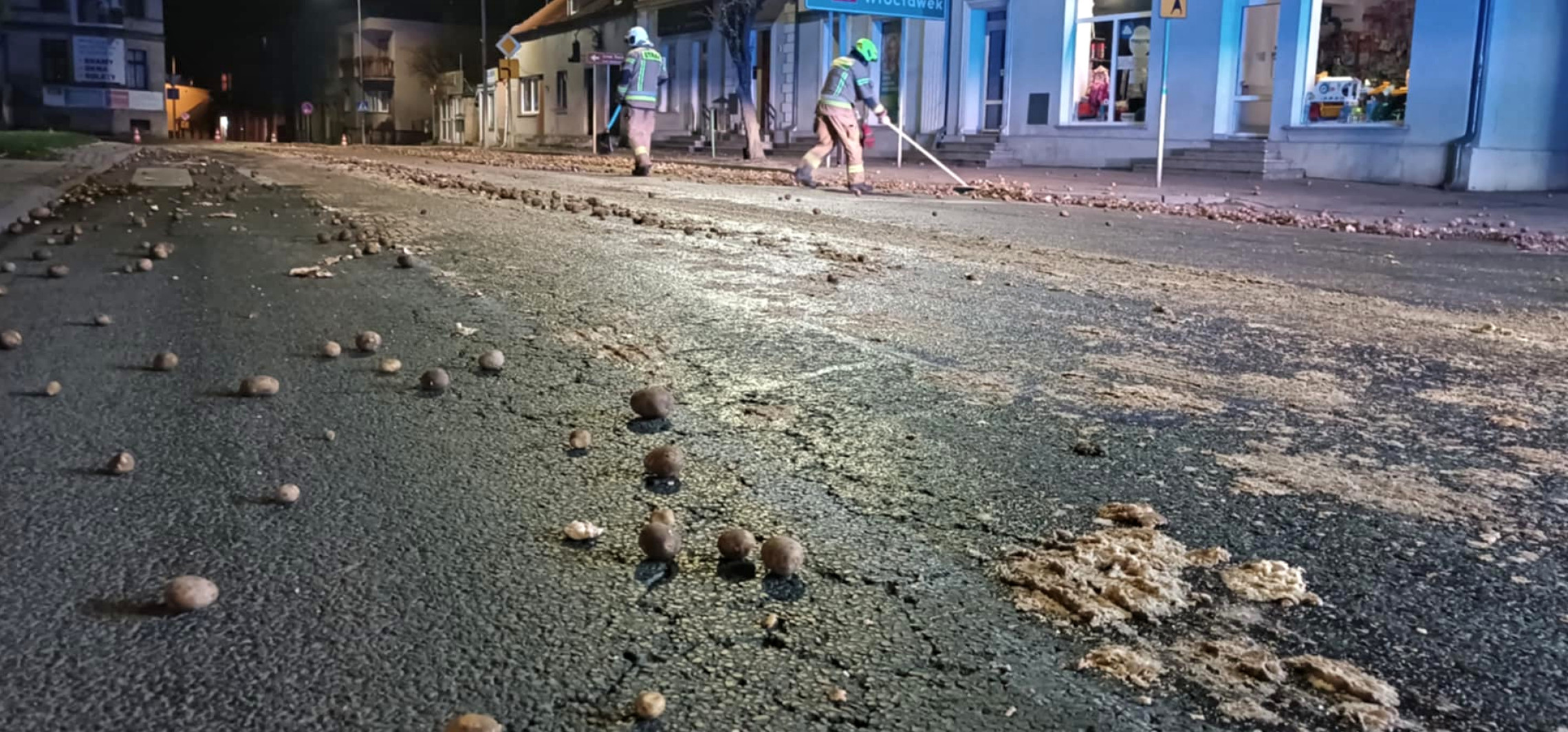 Ziemniaki wysypały się na jezdnię, zamknięto drogę