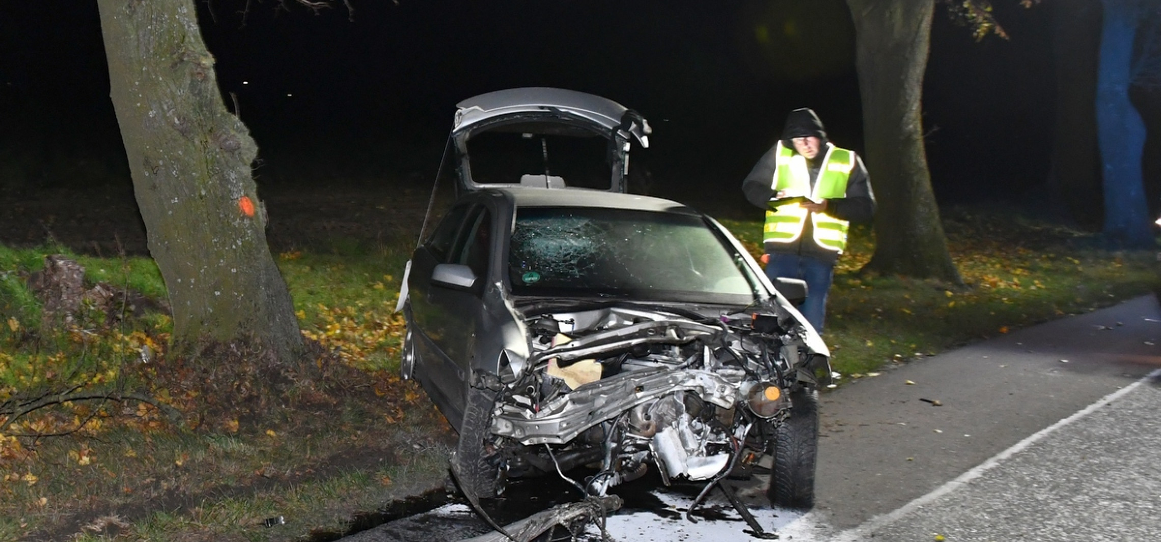 Opel roztrzaskany na drzewie. Kierowca nie miał uprawnień