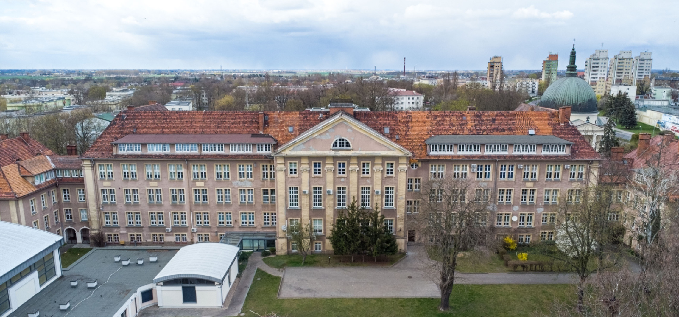 Szkolne dachy do remontu, ale są przeszkody