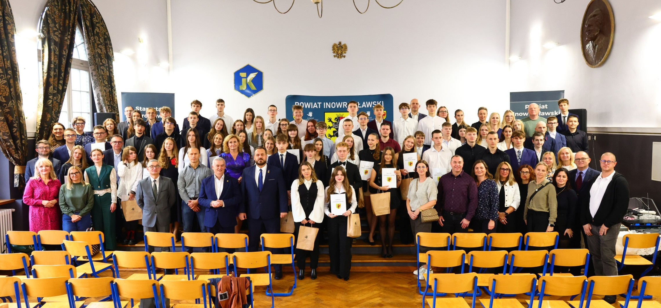 64 uzdolnionych uczniów ze stypendiami