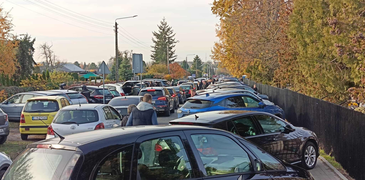 Inowrocław - Wszystkich Świętych w Inowrocławiu. Sytuacja na drogach przy cmentarzach