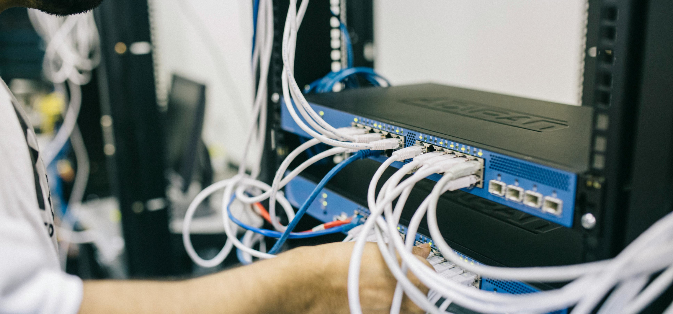 Opaski zaciskowe - różne typy i ich zastosowania