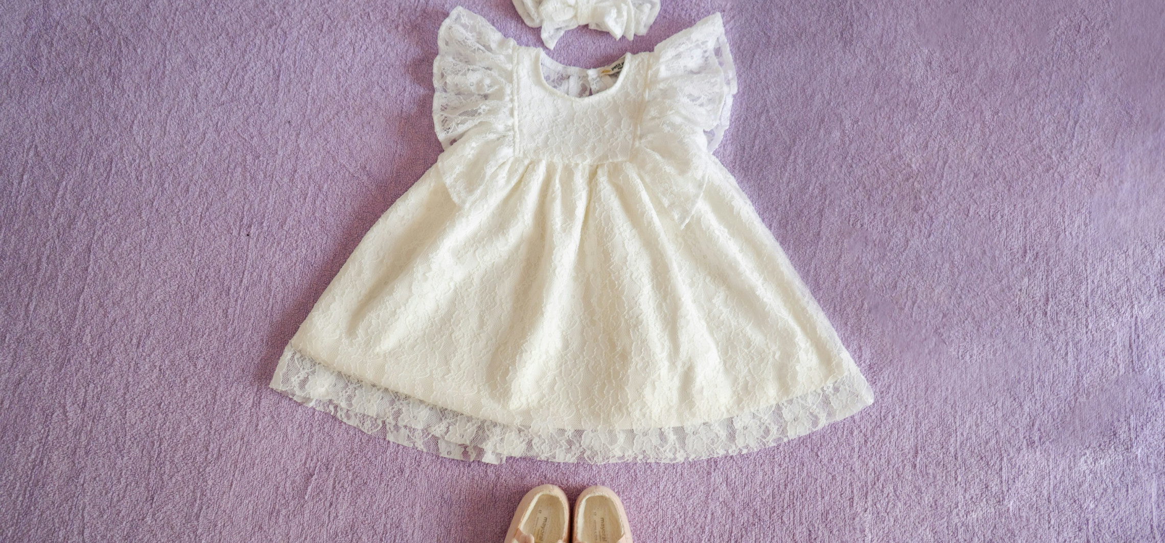 Sukienki na roczek dla dziecka - stylizacje na sezon letni i zimowy