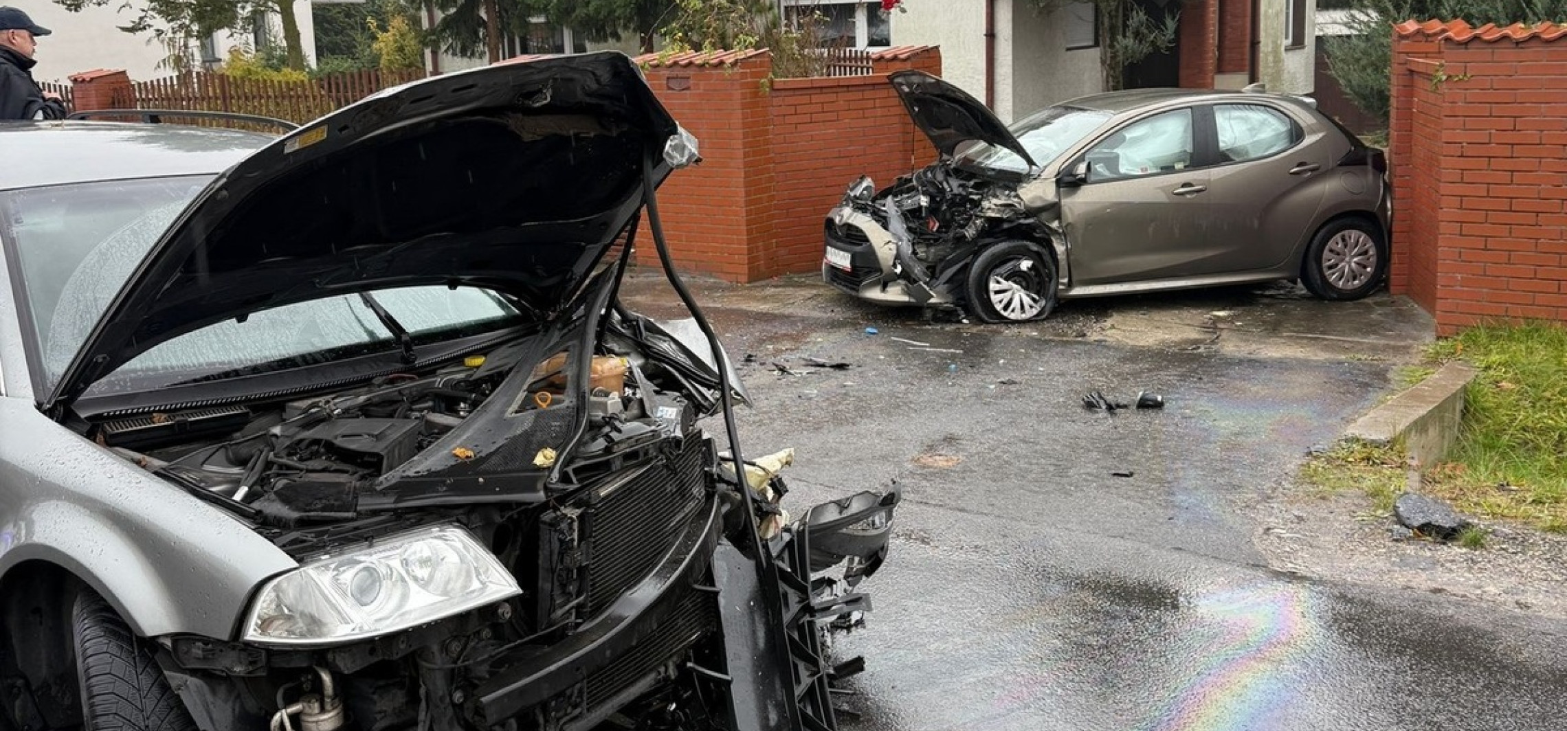 Czołowe zderzenie toyoty i volkswagena