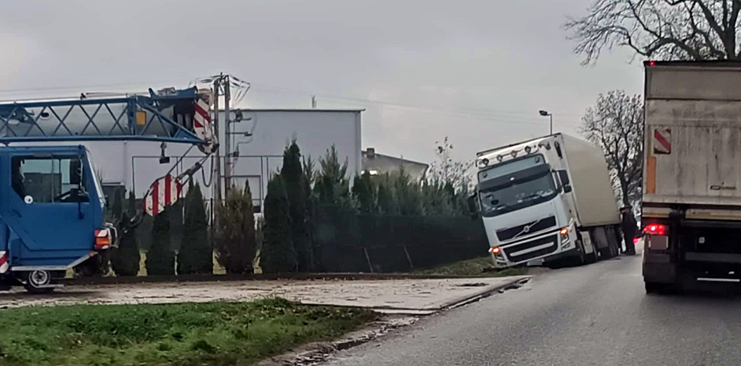 Kruszwica.online - Ciężarówka częściowo w rowie, możliwe utrudnienia