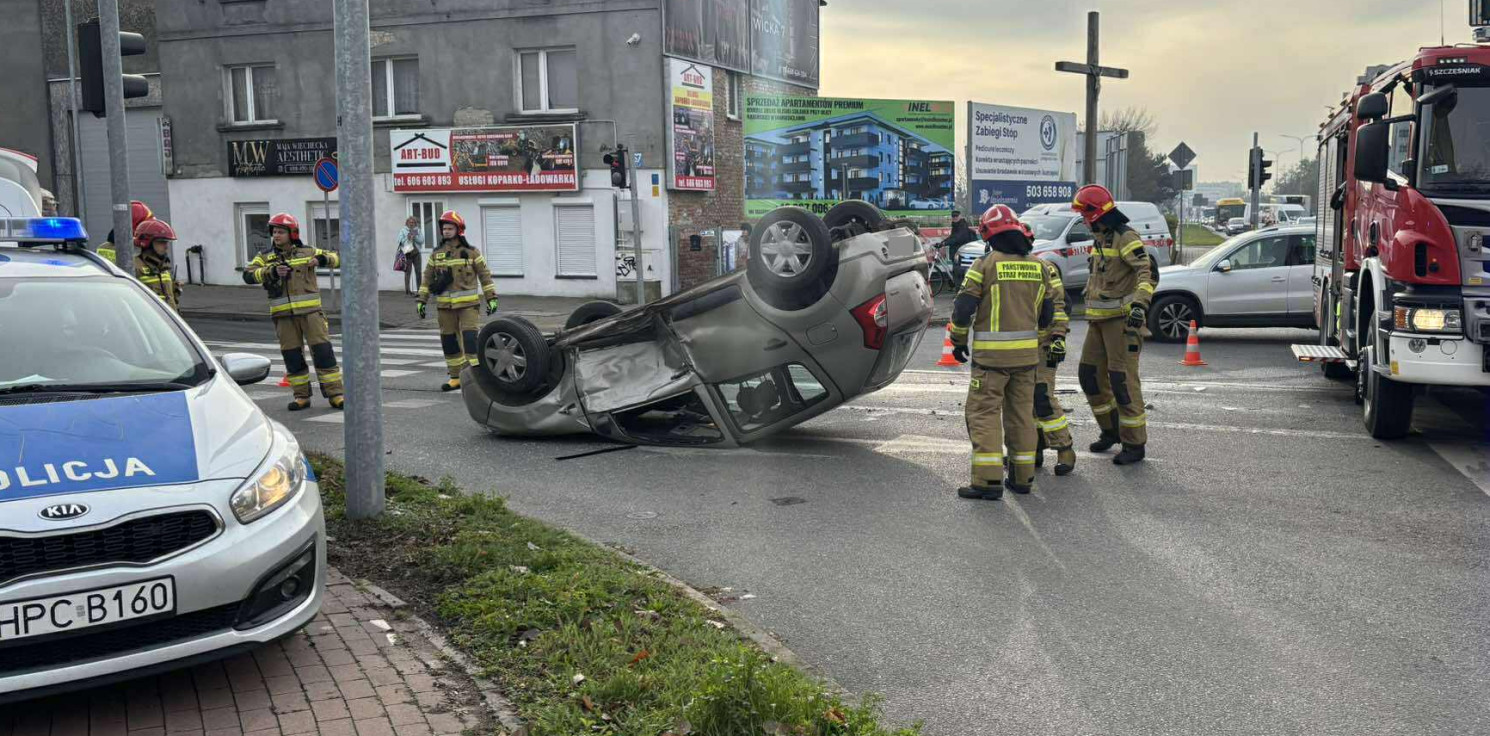 Inowrocław - Kraksa przy ratuszu. Dachowało auto