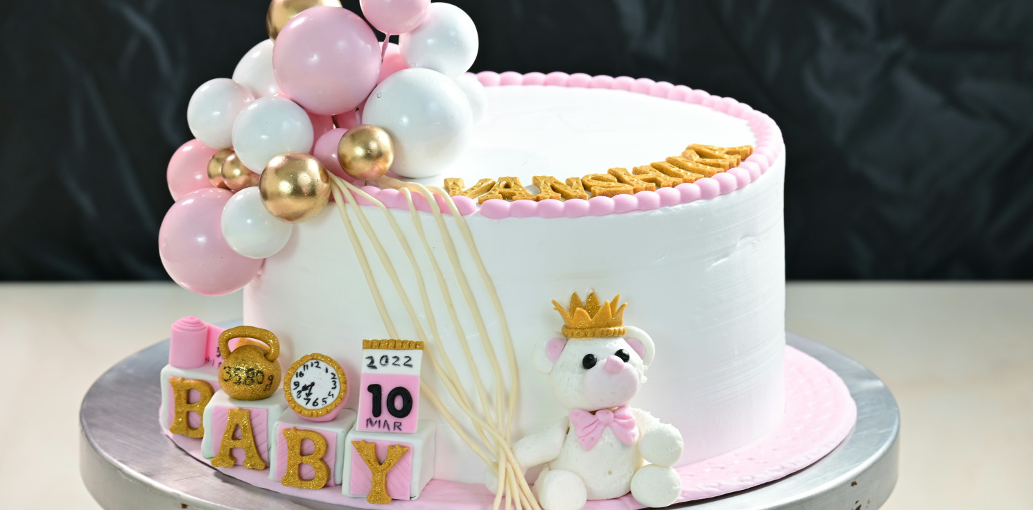 Region - Minimalistyczne czy bogato zdobione? Jakie toppery na tort są teraz w modzie?