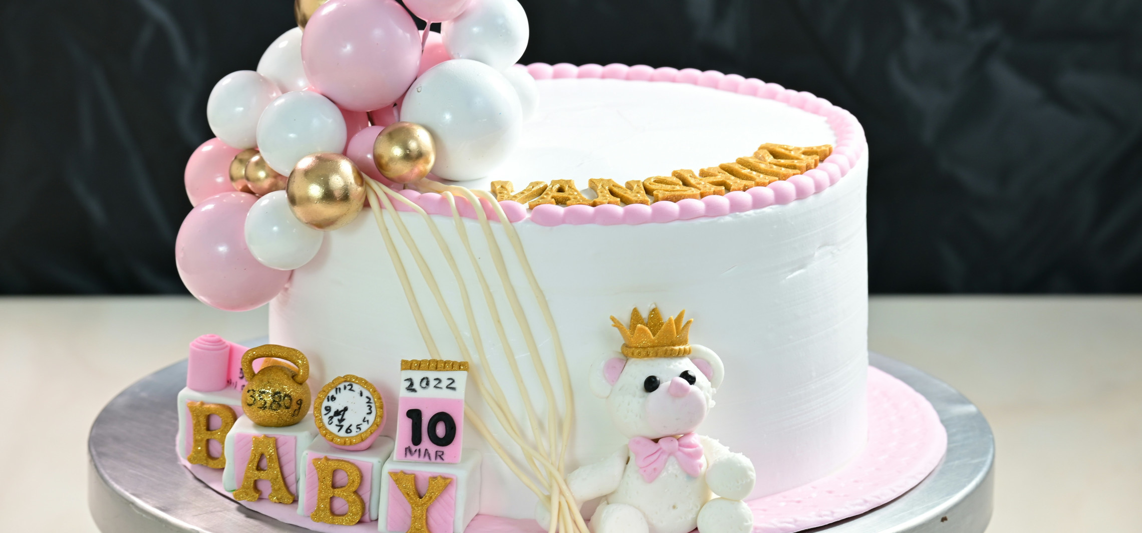 Minimalistyczne czy bogato zdobione? Jakie toppery na tort są teraz w modzie?