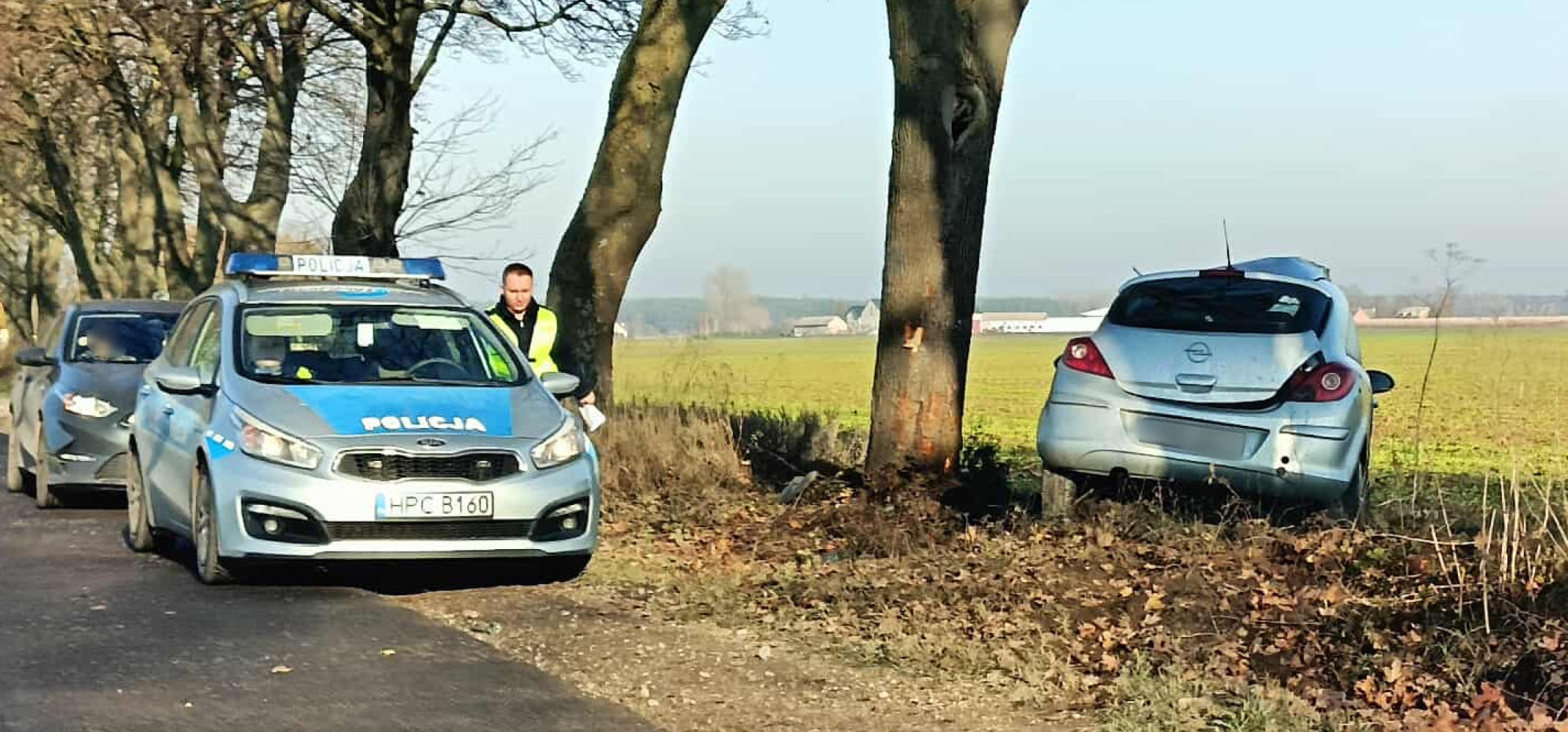 Opel uderzył w drzewo, dwie osoby ranne