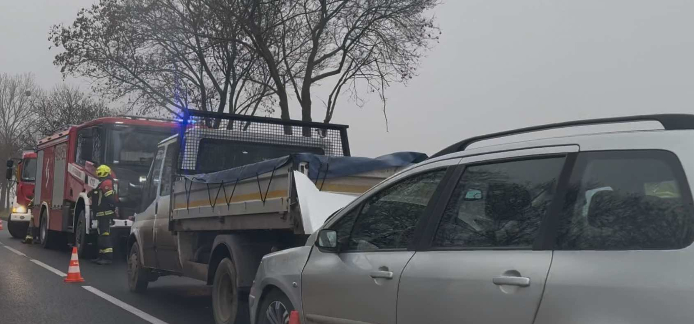 Zderzenie trzech dostawczaków i osobówki na drodze do Gniewkowa