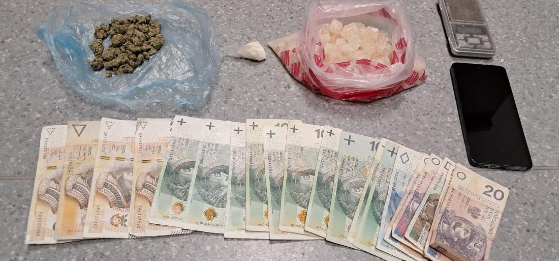 Uszkodził 6 samochodów, a w pralce trzymał narkotyki