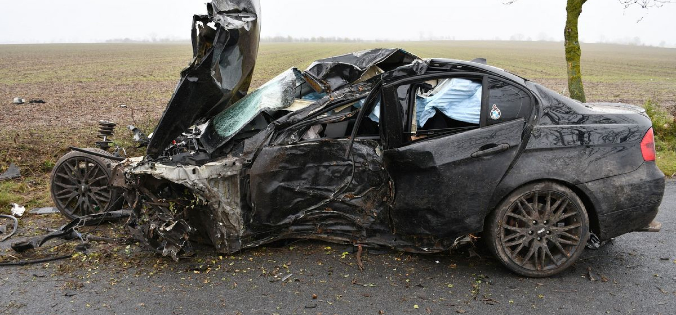 Na pociąg po dziurach, rozstrzaskał bmw o drzewa, szpital inwestuje w serca