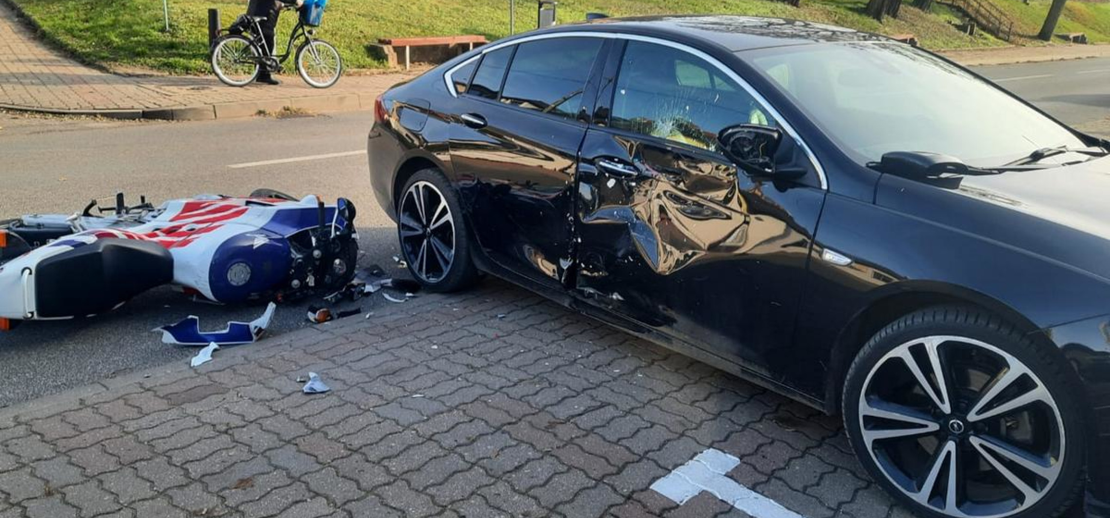 Zderzenie opla z motocyklem. Jedna osoba ranna