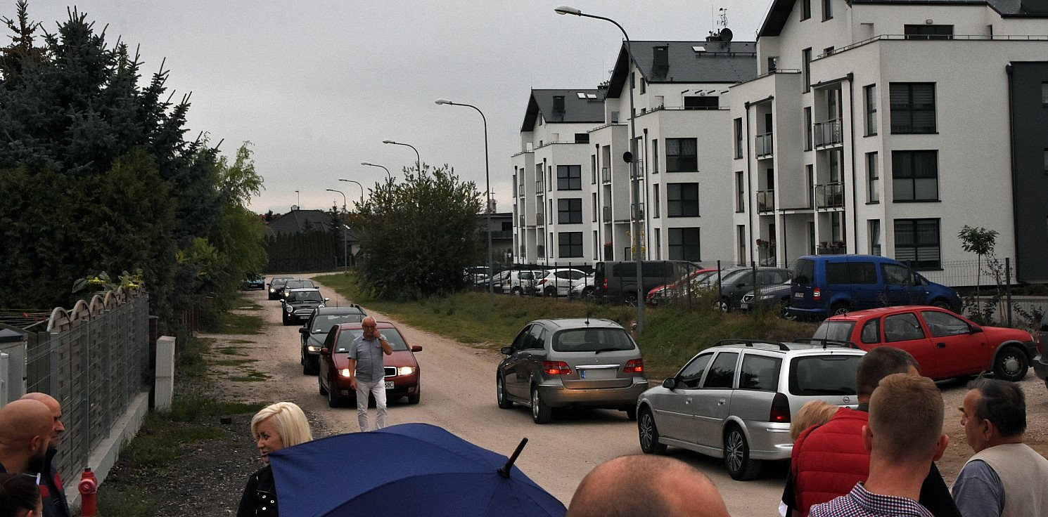 Inowrocław - Skrótem przez osiedle. Mieszkańcy interweniują