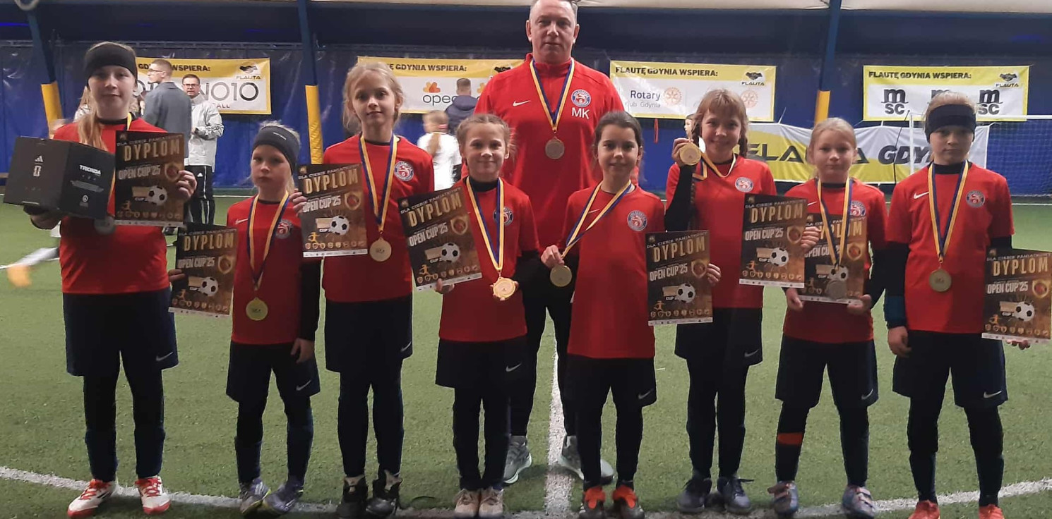 Inowrocław - Piłkarki UKS Szóstka Inowrocław na podium w Gdyni 