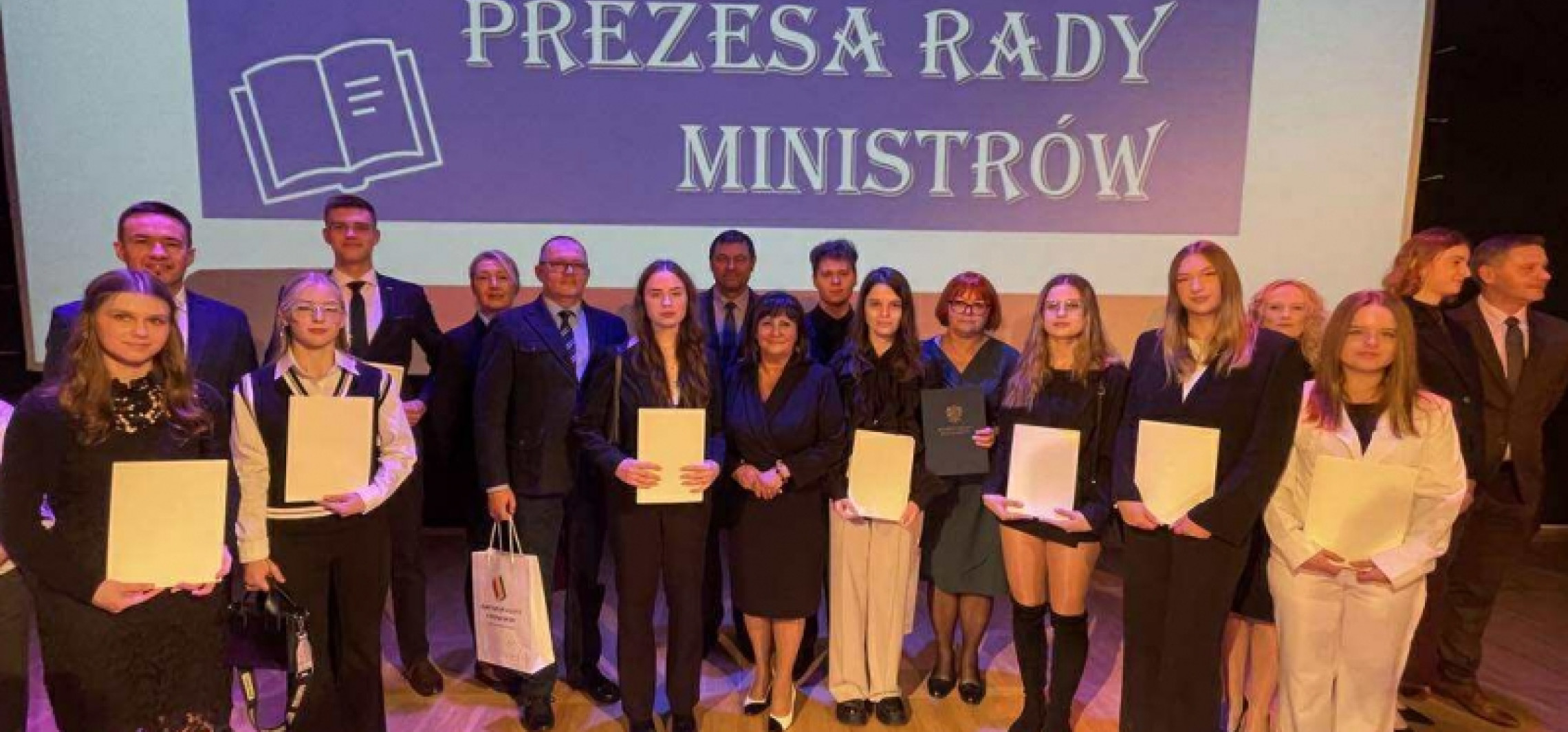 Wybitni uczniowie i dyrektorzy z powiatu nagrodzeni stypendiami premiera