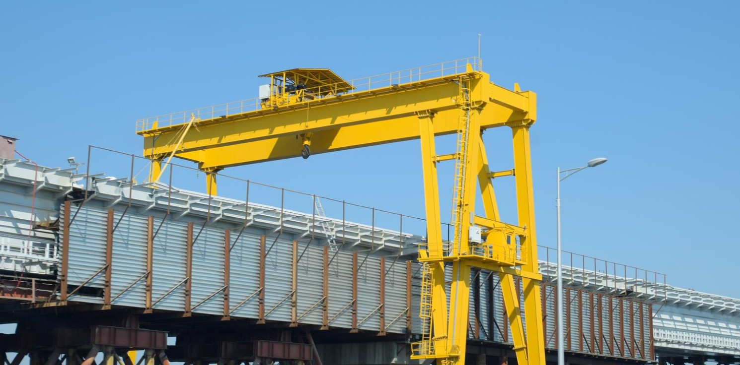 Region - Zastosowanie suwnic bramowych w logistyce i produkcji