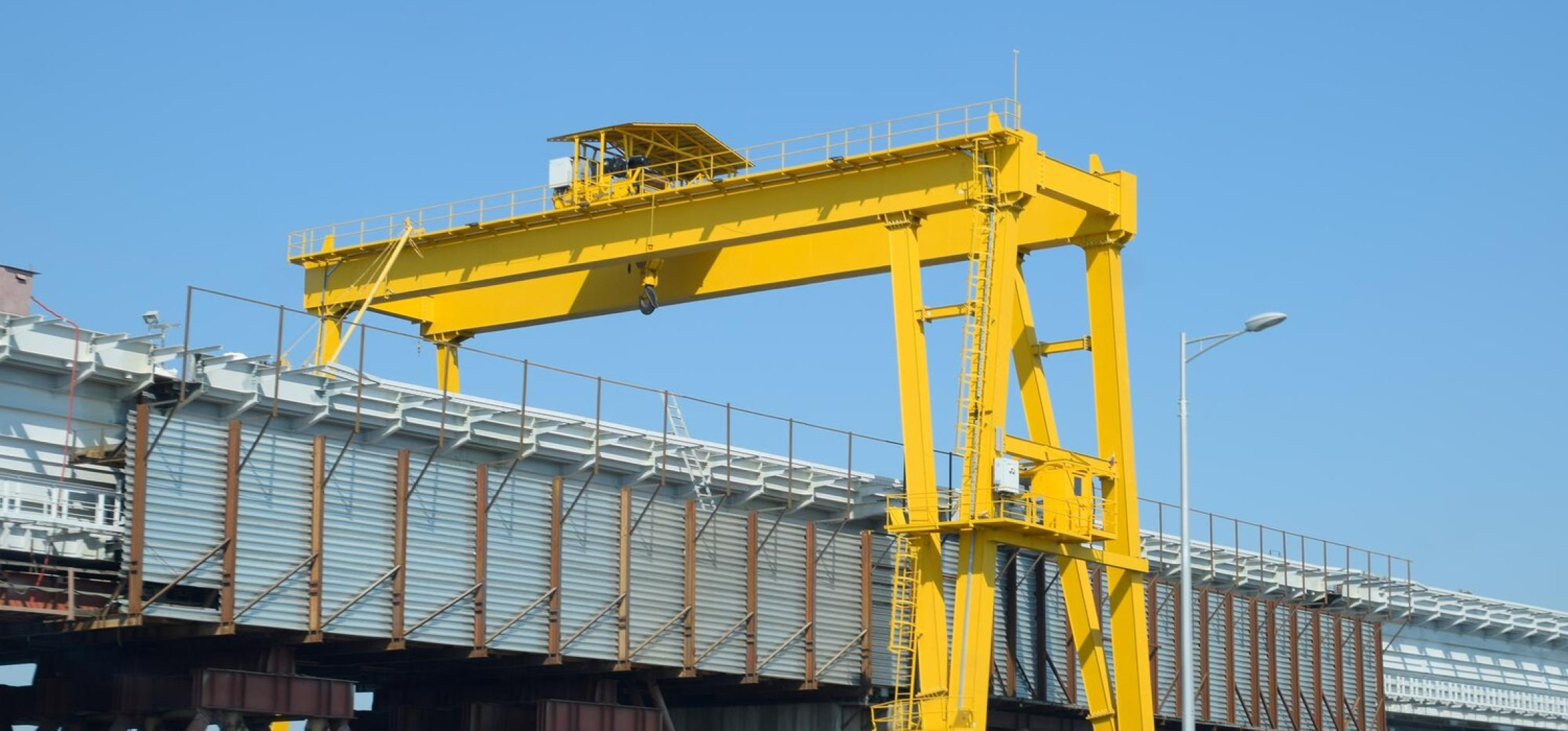 Zastosowanie suwnic bramowych w logistyce i produkcji