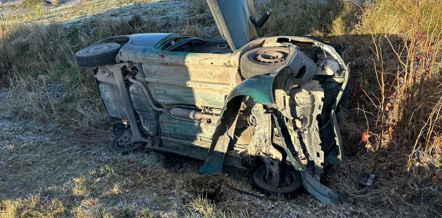 Mogilno - Ślisko na drogach. Toyota w rowie 