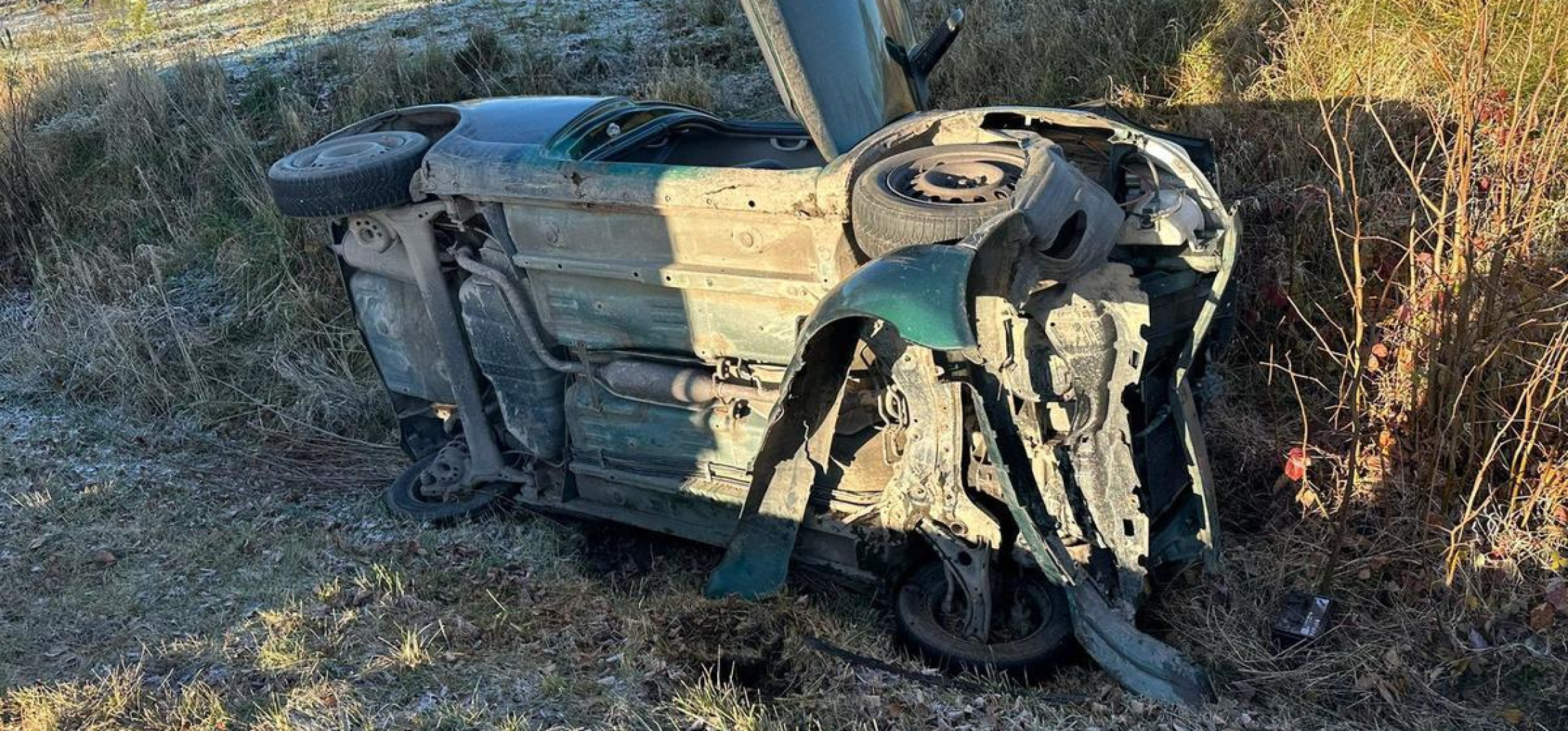 Ślisko na drogach. Toyota w rowie