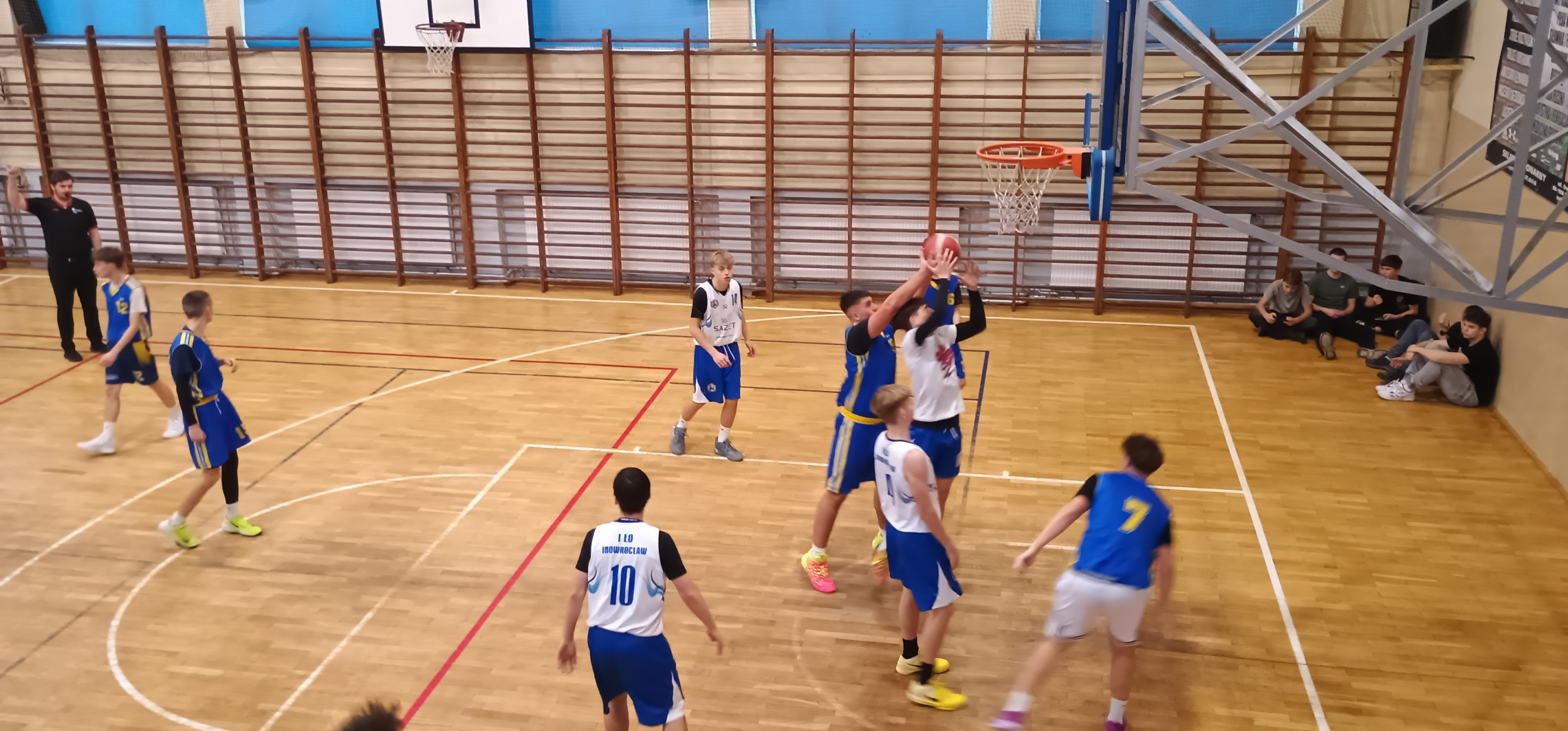 Mocne występy szkolnych drużyn koszykówki