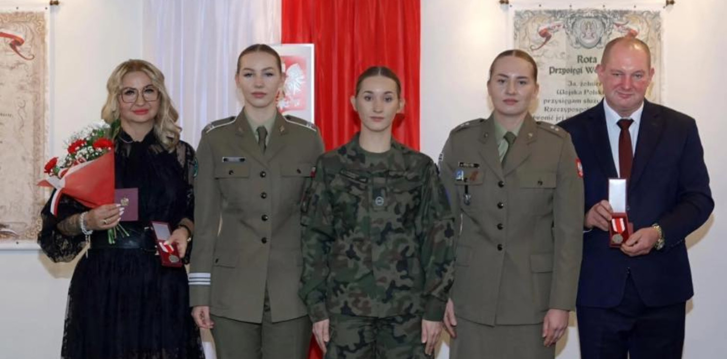 Inowrocław - Trzy córki w wojsku. Rodzice otrzymali medale