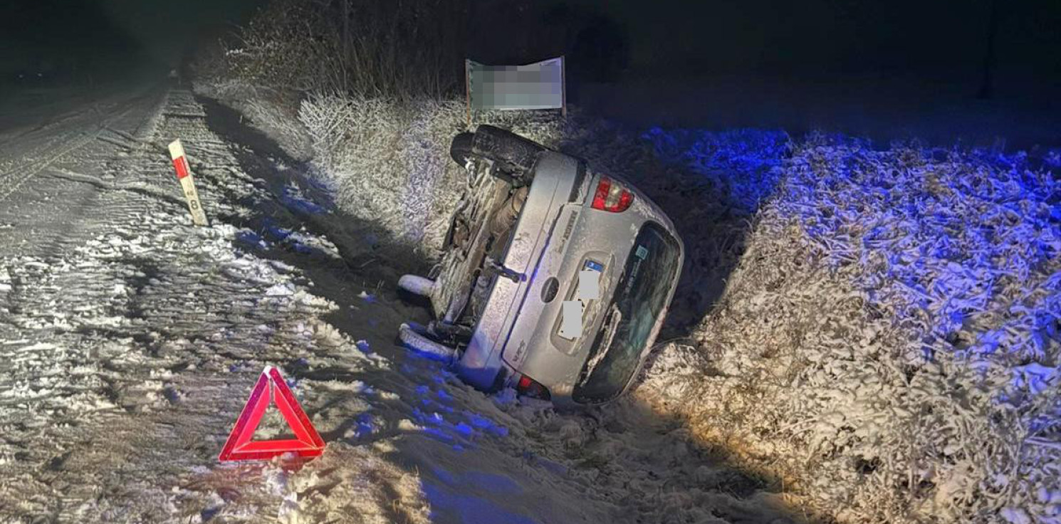 Radziejów - Ślisko na drogach. W nocy dachowało renault