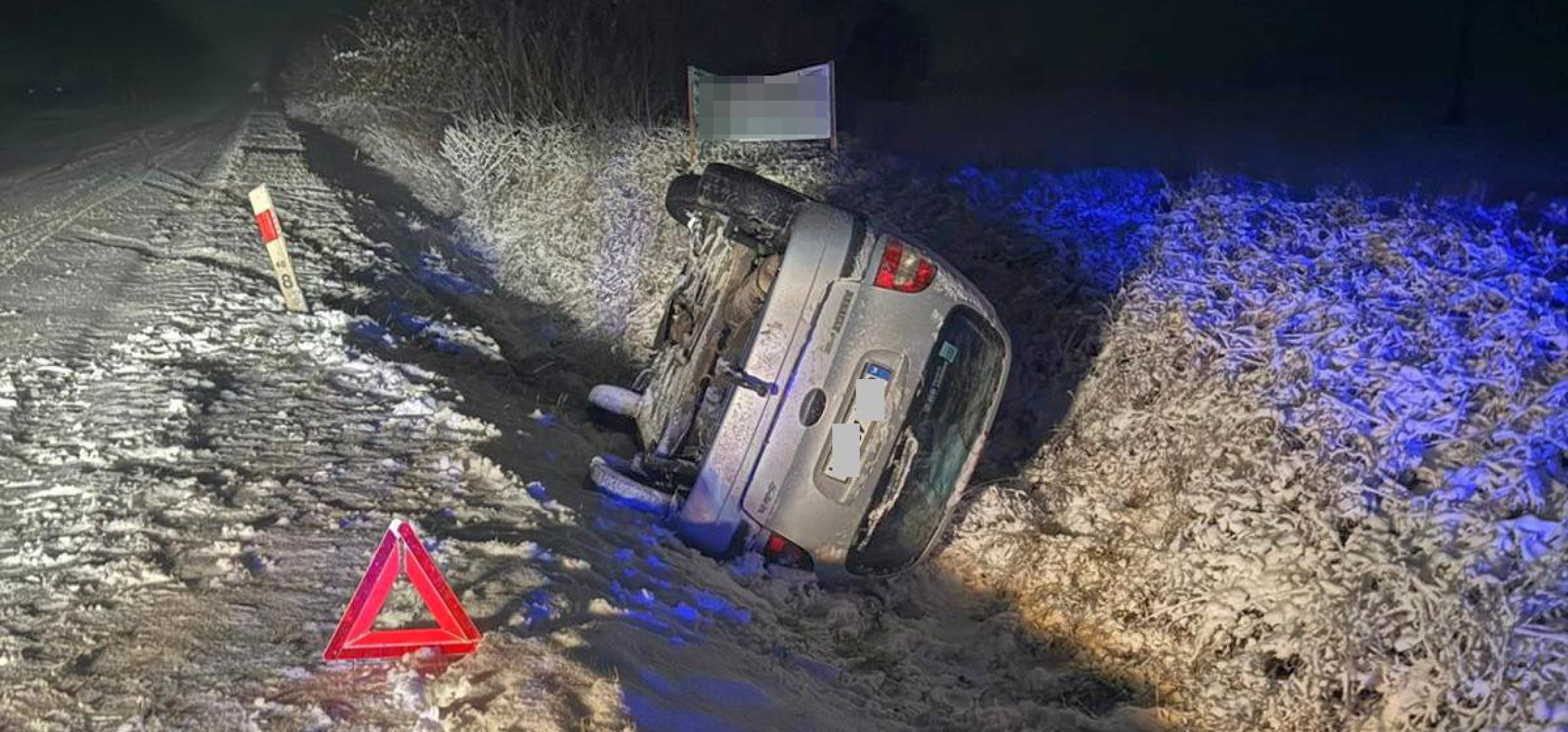 Ślisko na drogach. W nocy dachowało renault