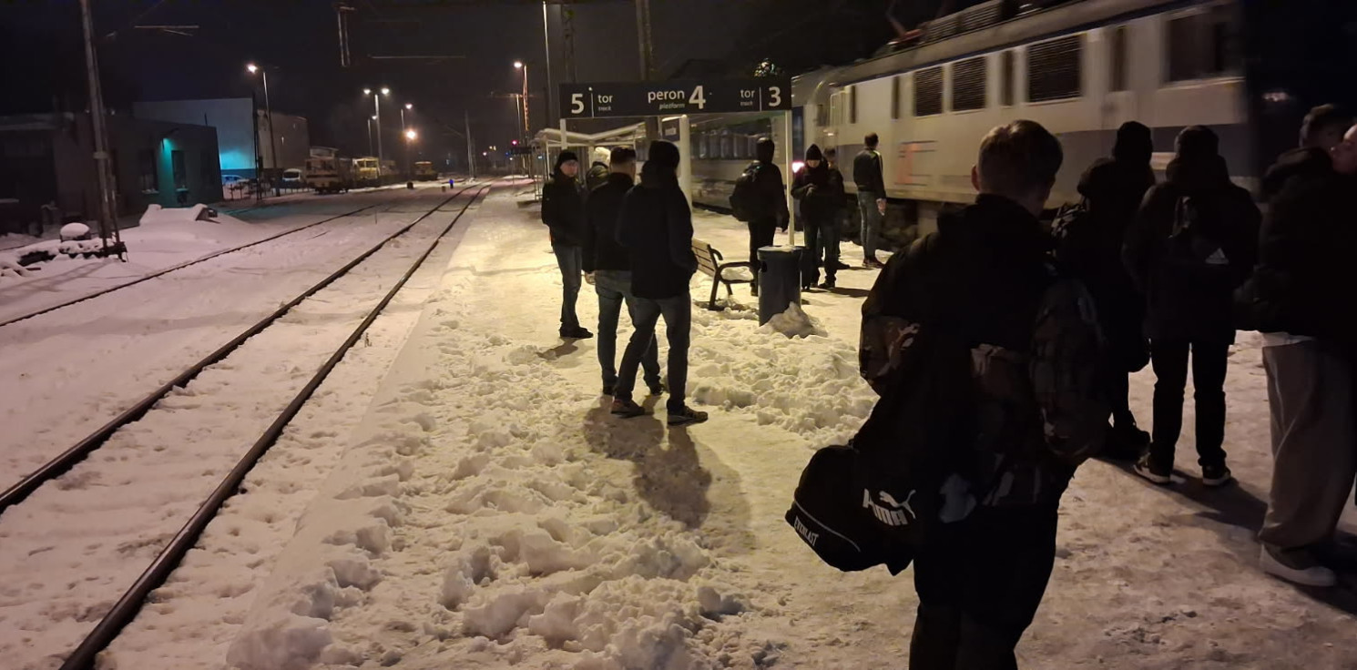 Inowrocław - Oblodzone perony i chodniki. Niebezpiecznie na dworcu PKP