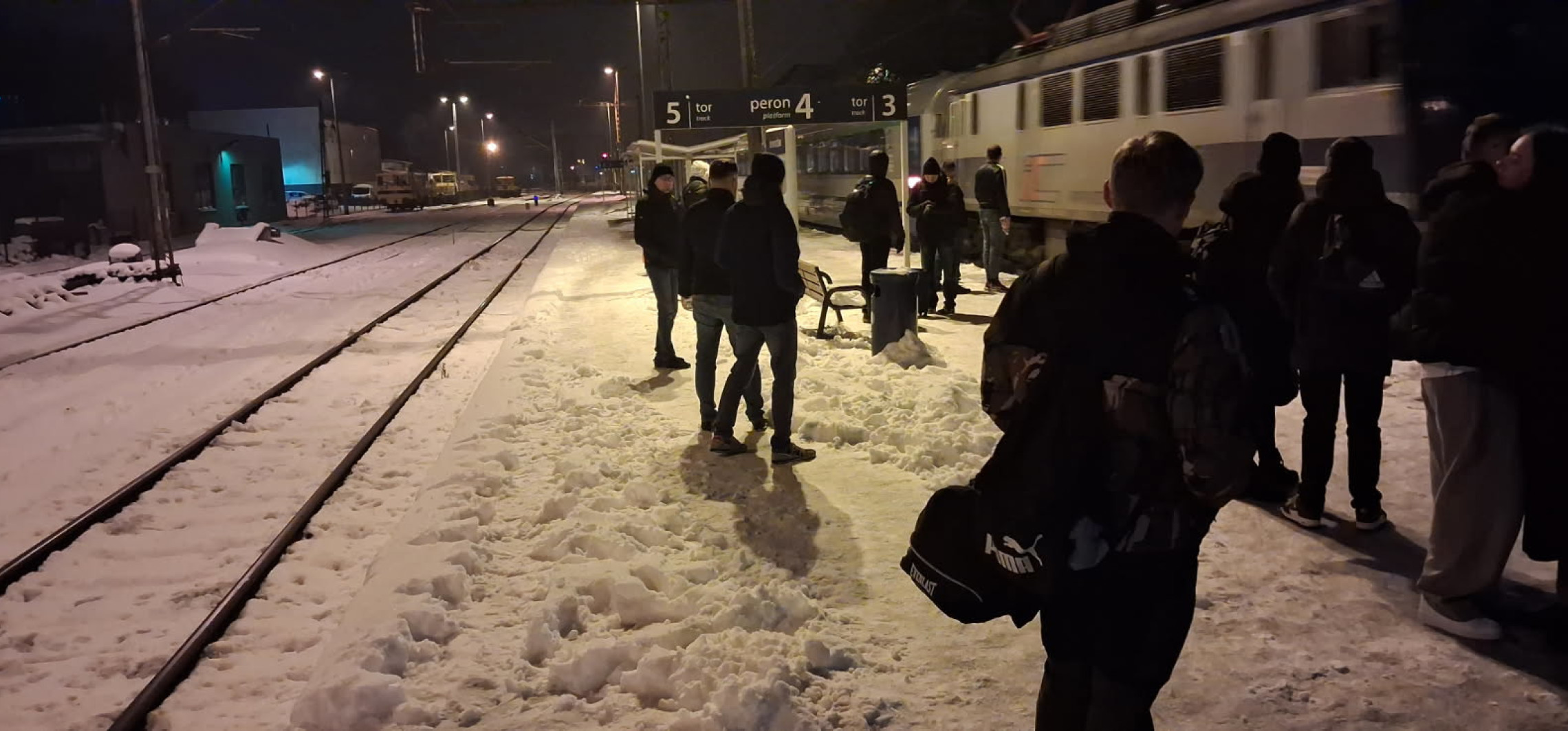 Oblodzone perony i chodniki. Niebezpiecznie na dworcu PKP