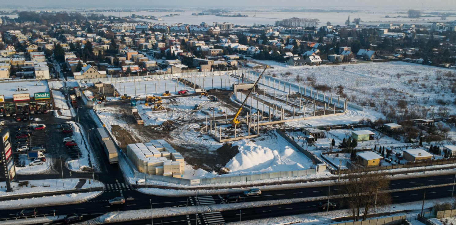 Inowrocław - Centrum handlowe przy Solnej pnie się w górę