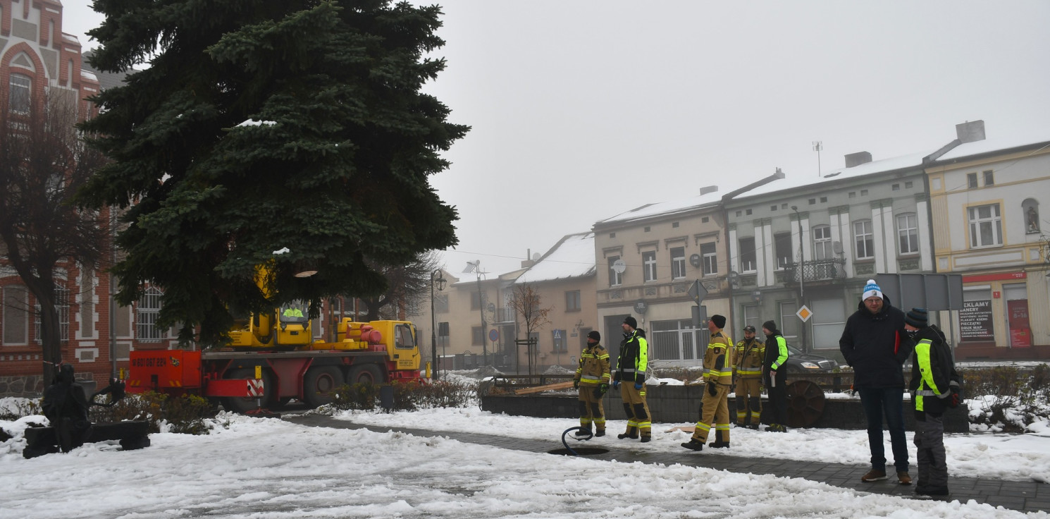 Pakość.online - Pakość stroi się na święta. Rynek rozświetlą iluminacje i choinka