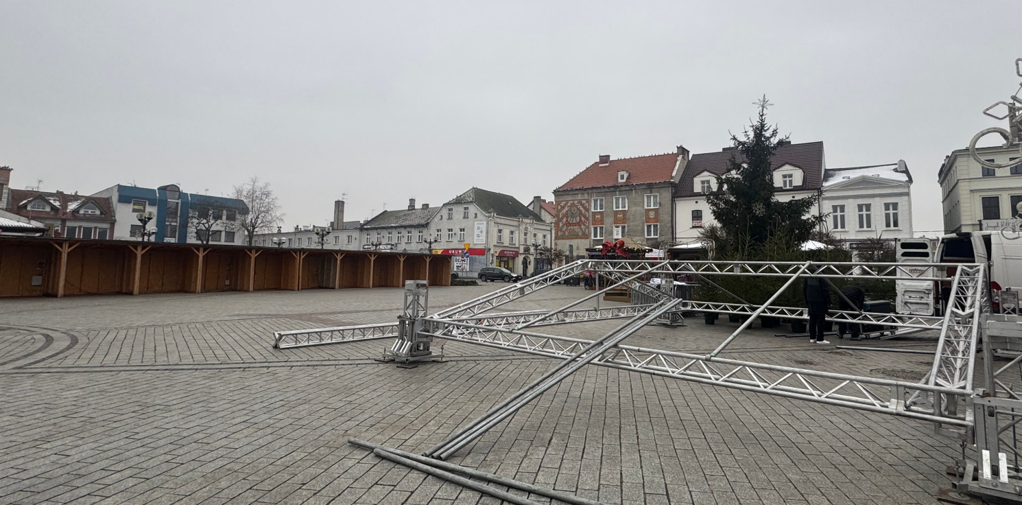 Inowrocław - Na Rynku trwają przygotowania do świątecznego jarmarku