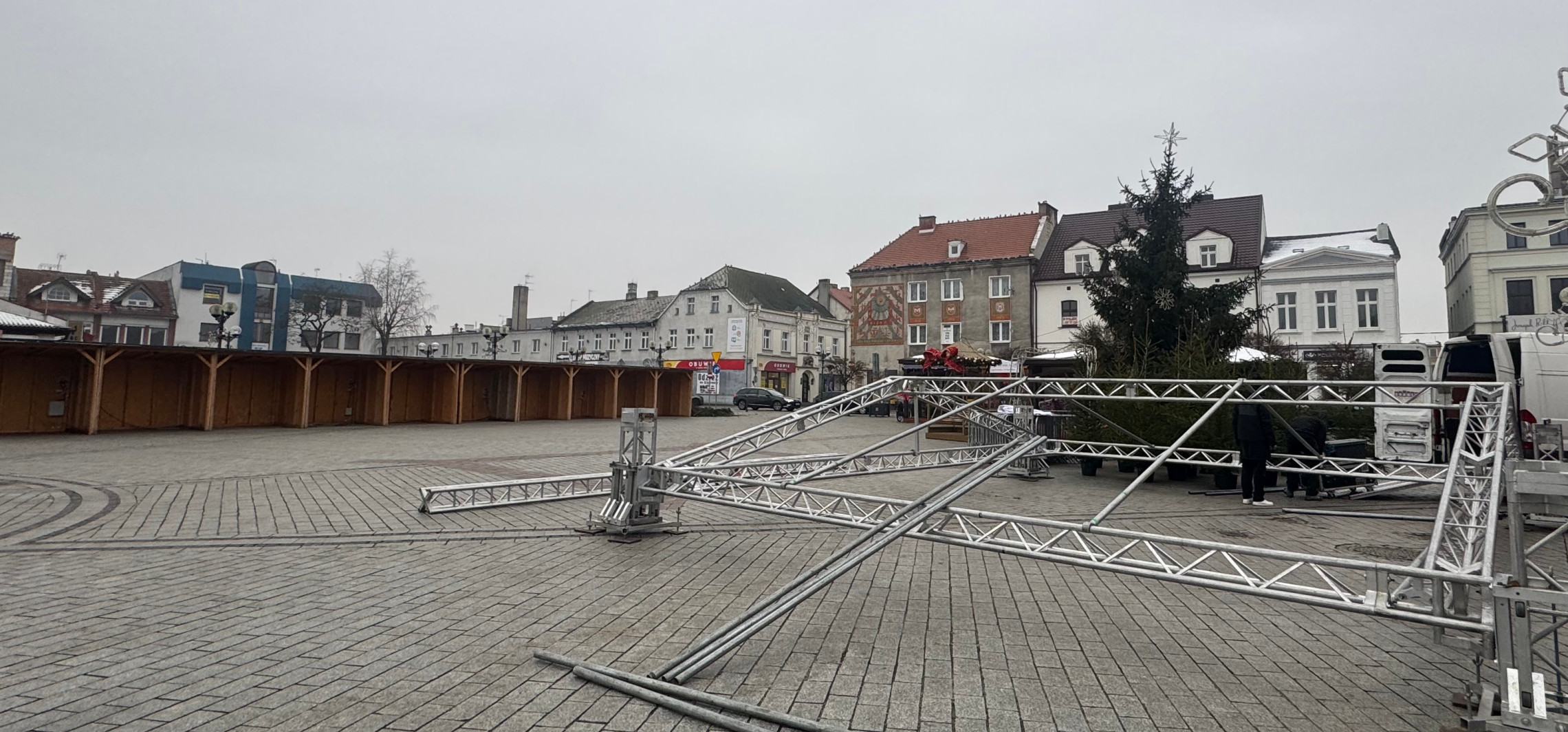 Na Rynku realizowane są przygotowania do świątecznego jarmarku