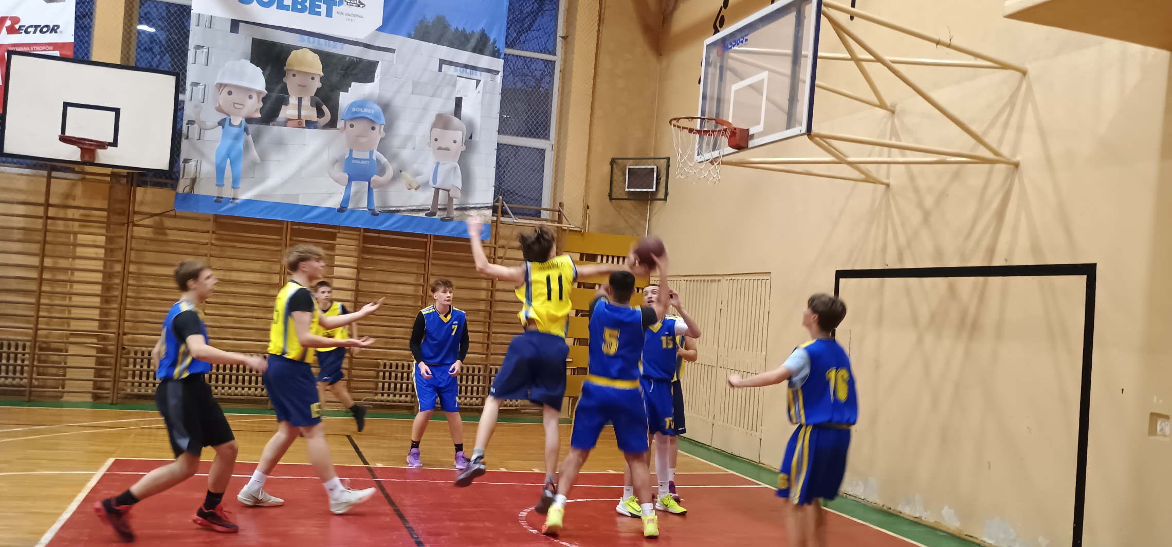 Dwie wygrane faworytów w szkolnych rozgrywkach