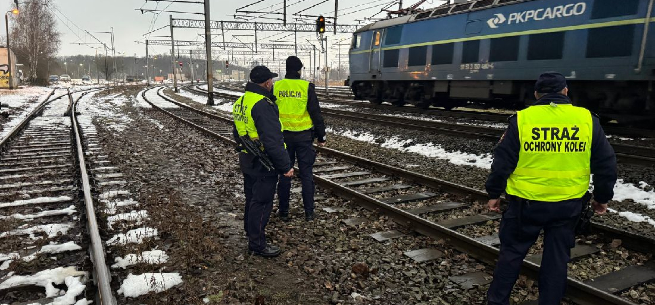 Służby sprawdzają stacje, bocznice i wiadukty. W regionie obowiązuje alarm CHARLIE