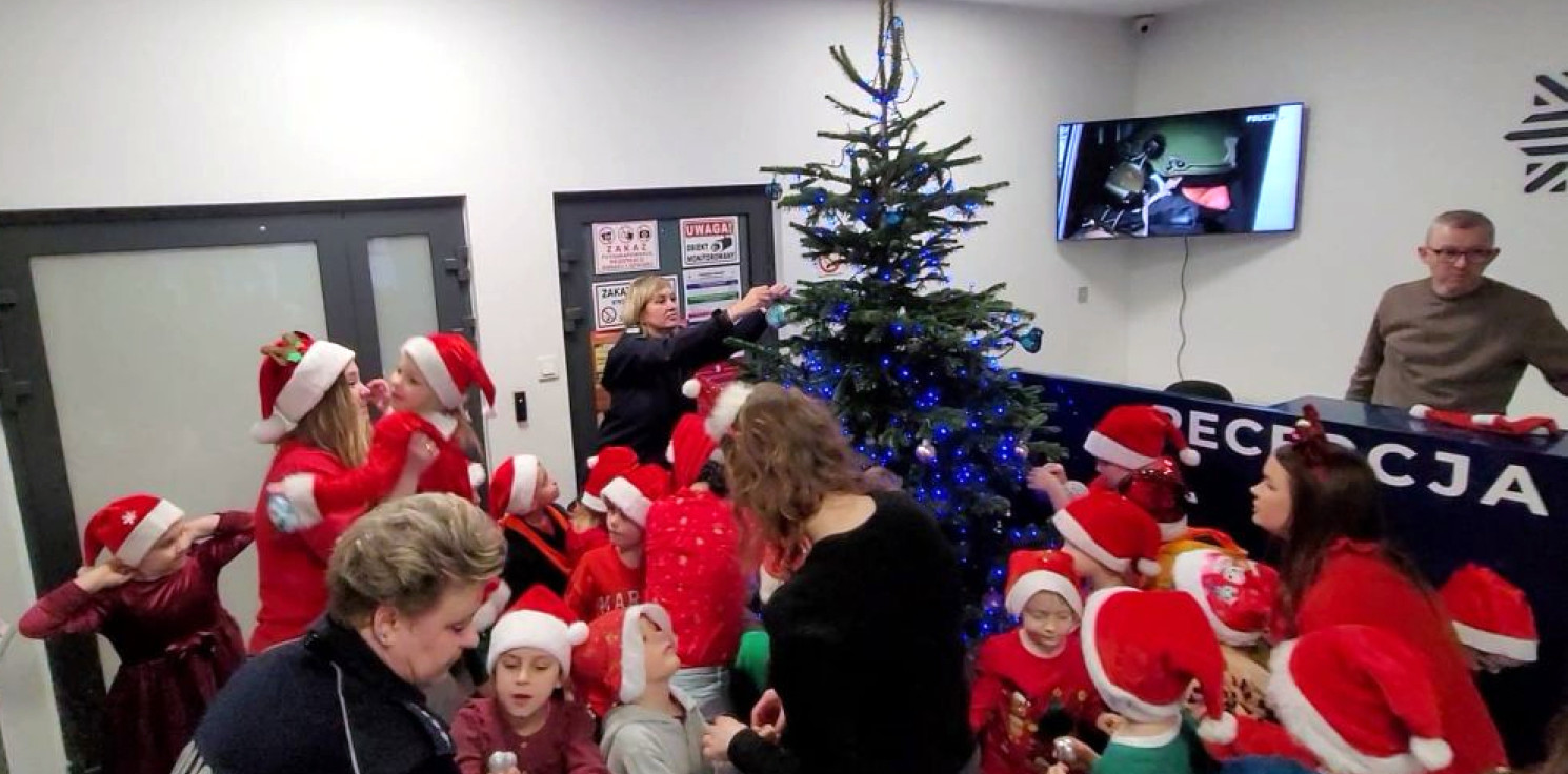 Inowrocław - Policyjną choinkę pomogły ubrać dzieci 