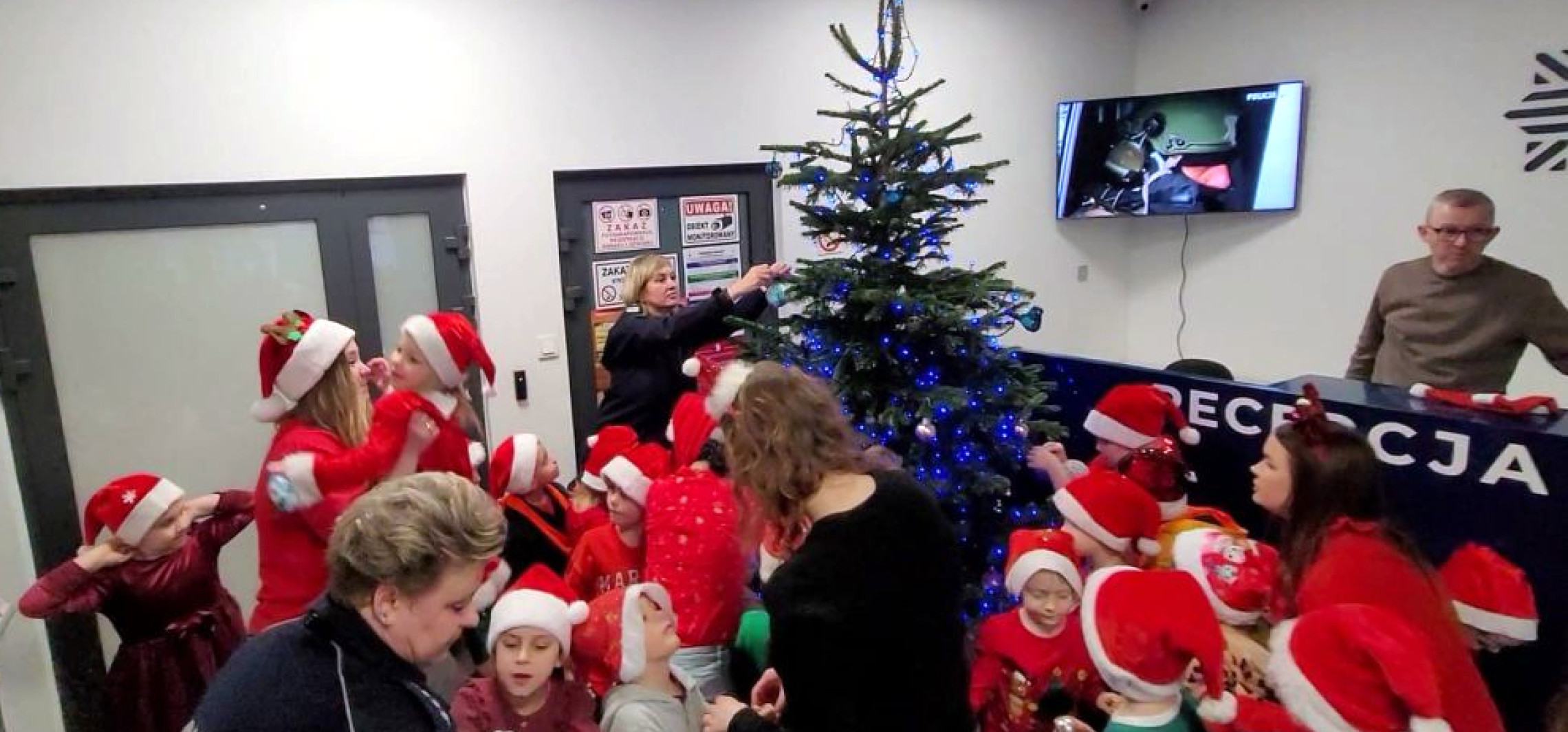 Policyjną choinkę pomogły ubrać dzieci