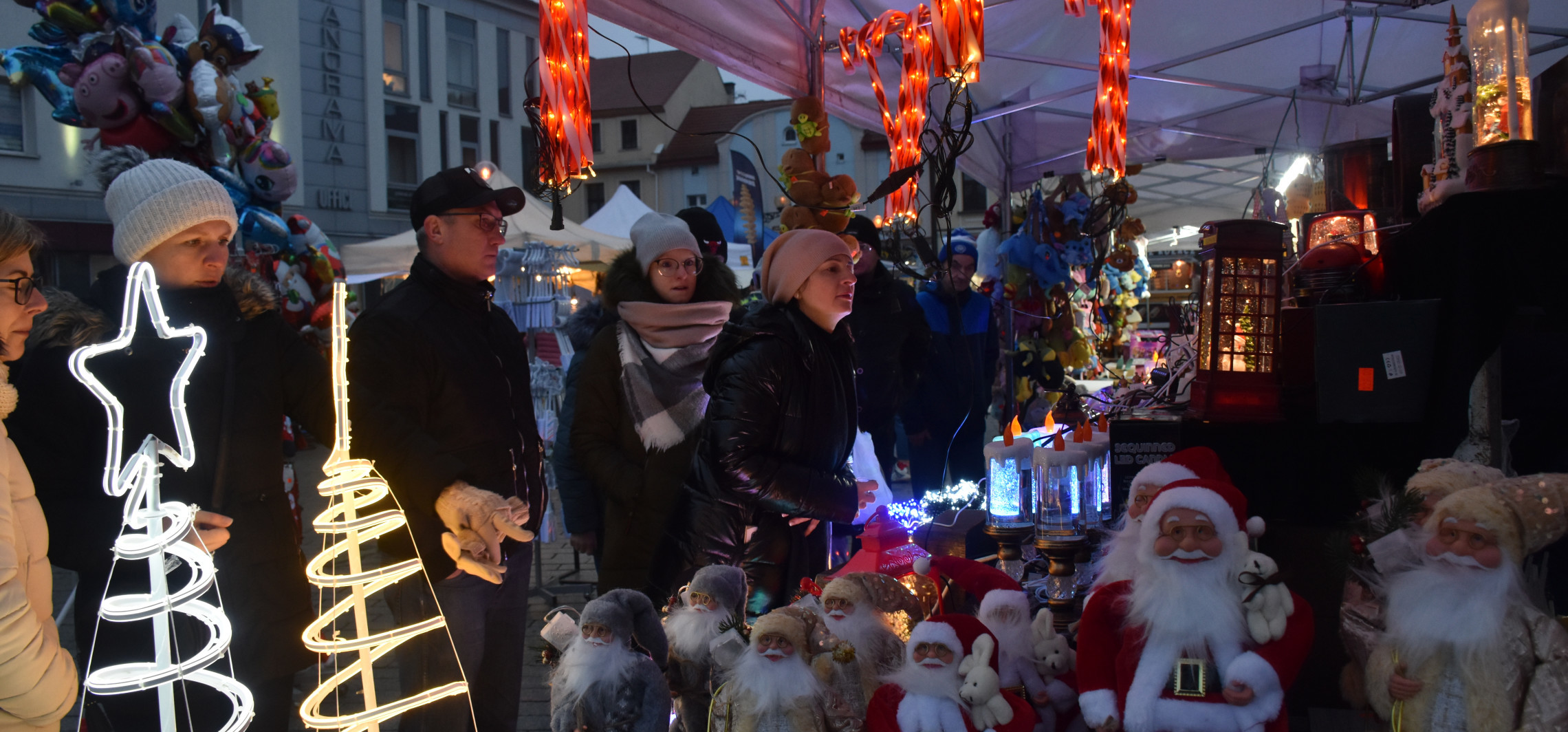 Pierogi, ozdoby i smakołyki. Podglądamy pierwsze stoiska jarmarku