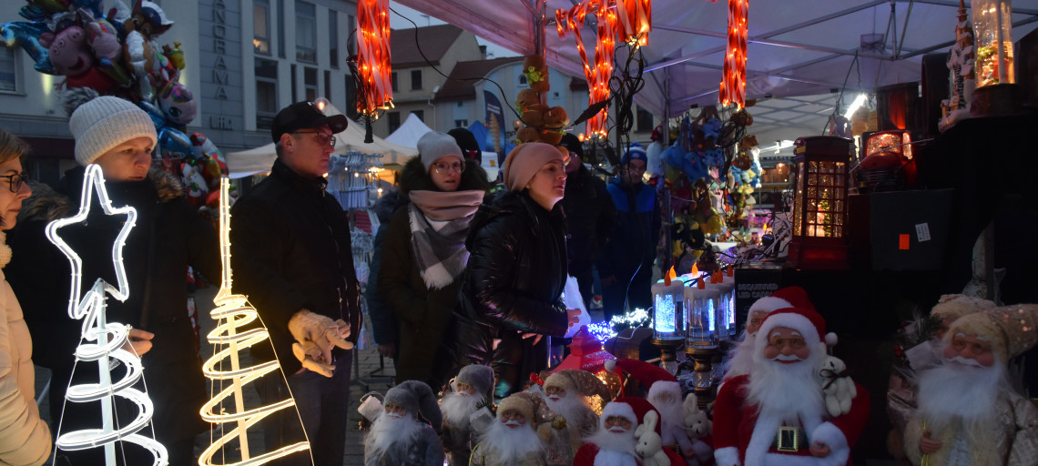 Pierogi, ozdoby i smakołyki. Podglądamy pierwsze stoiska jarmarku