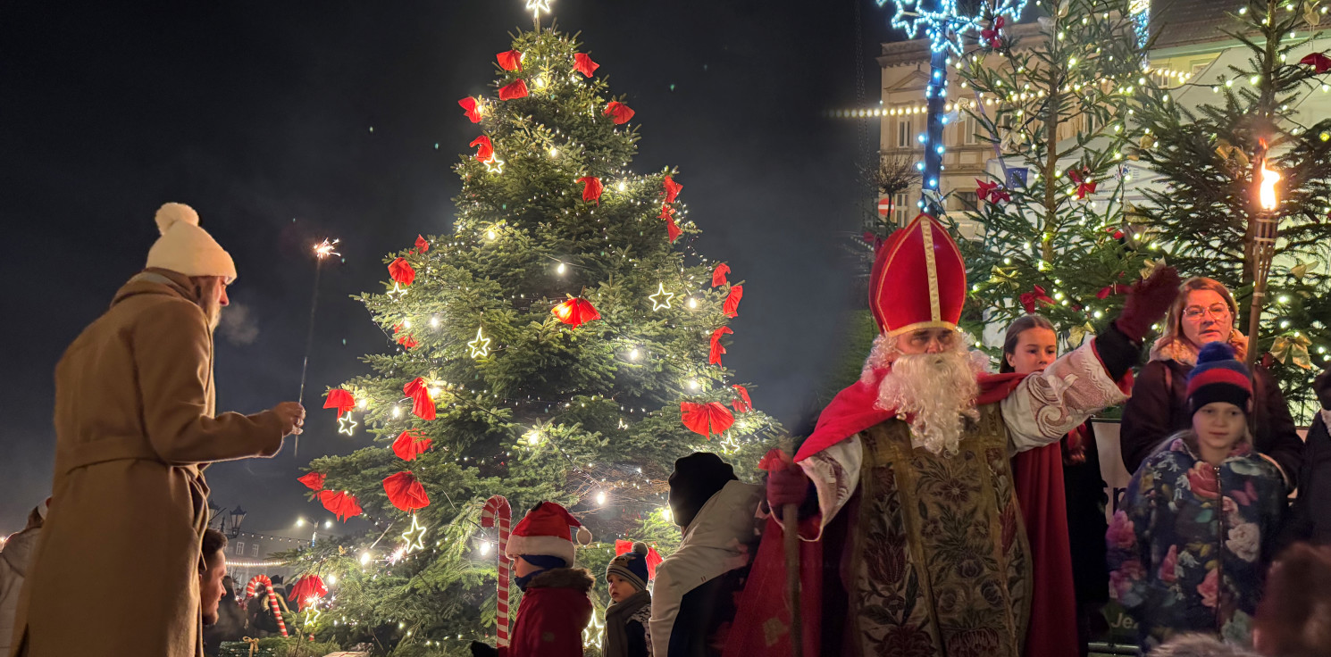 Strzelno - Choinka już rozświetla strzeleński Rynek. Nie zabrakło św. Mikołaja. Czas na jarmark