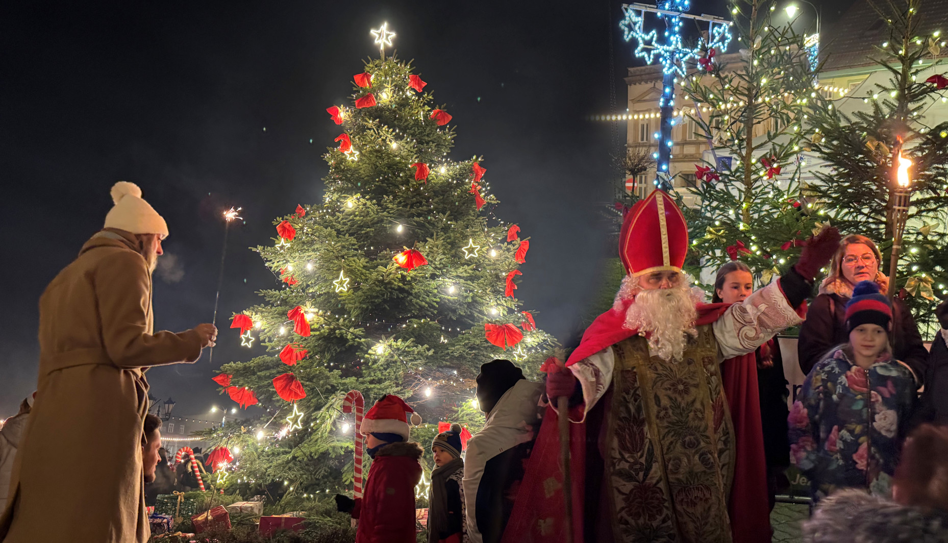 Choinka już rozświetla strzeleński Rynek. Nie zabrakło św. Mikołaja. Czas na jarmark