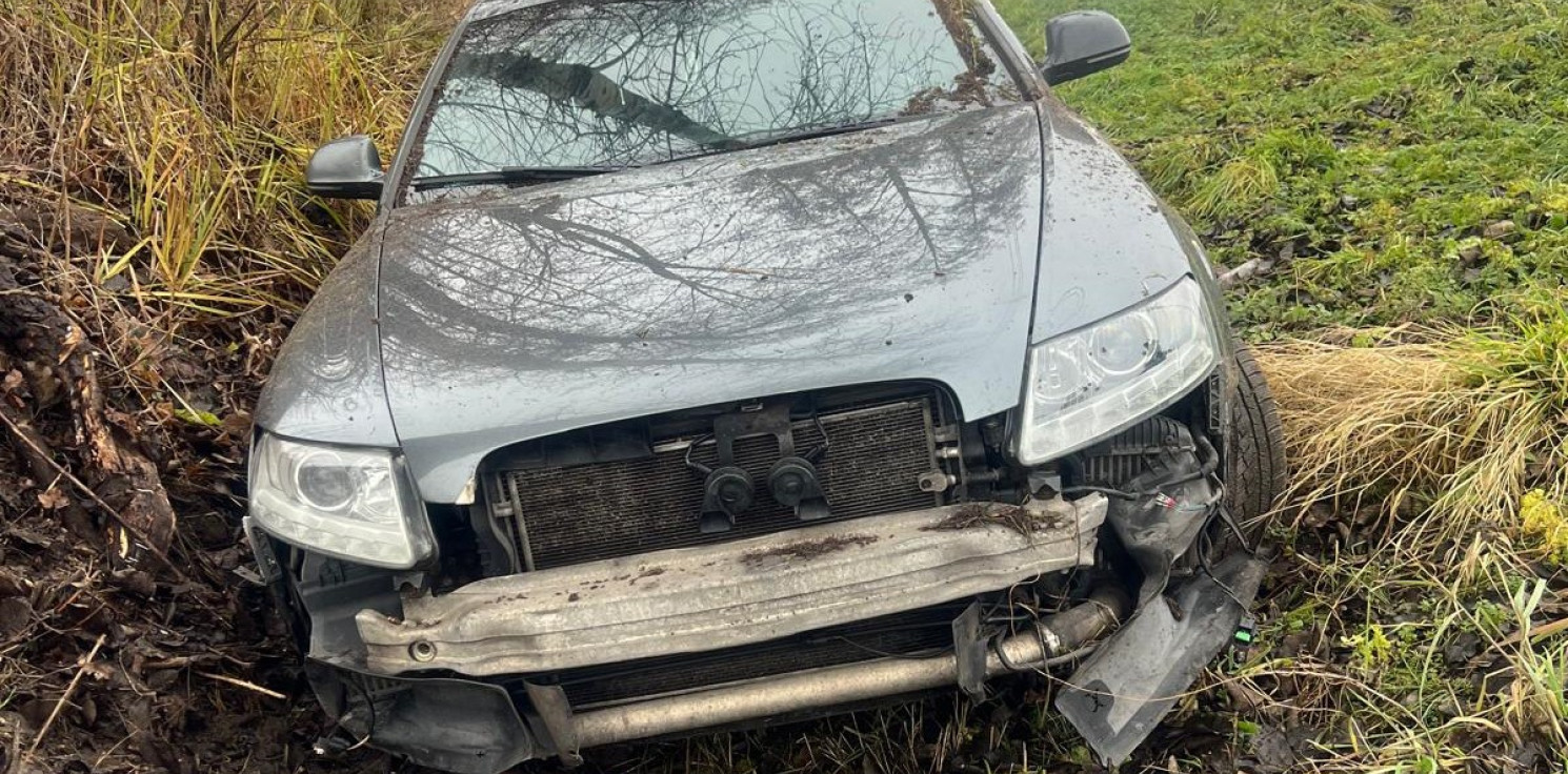 Inowrocław - Audi w rowie. Kierowca jechał za szybko