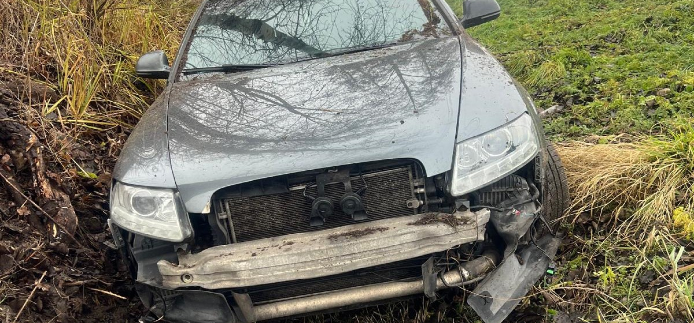 Audi w rowie. Kierowca jechał za szybko